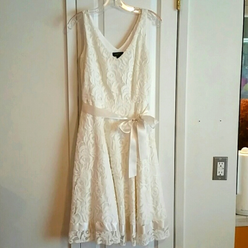Tahari‎ dress